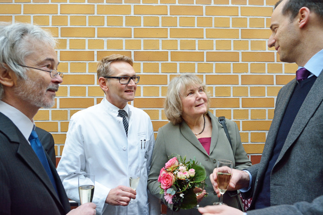 Feierstunde mit Prof. Runnebaum, Direktor der Universitätsfrauenklinik (2. v.l.)