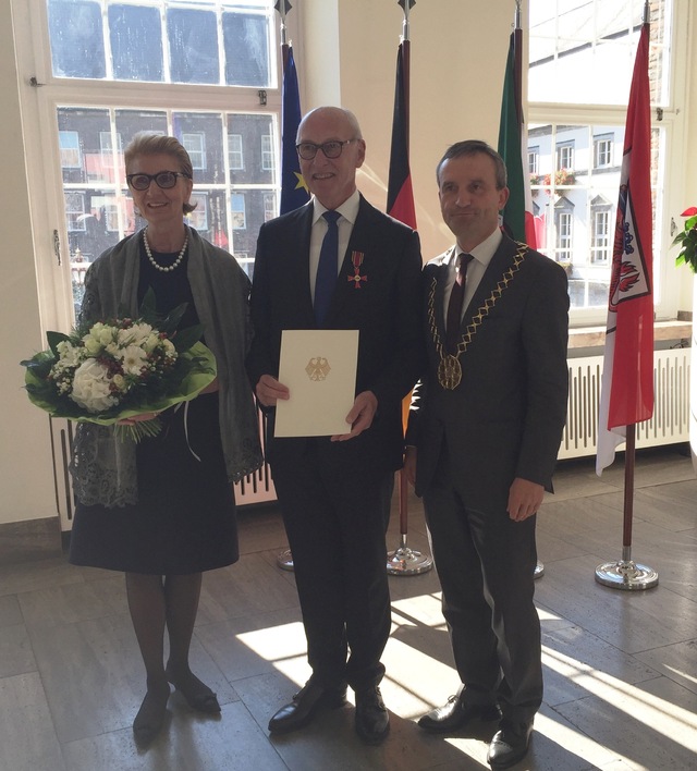 Prof. Dr. Ulrich Mödder mit seiner Ehefrau und dem Oberbürgermeister der Stadt Düsseldorf, Thomas Geisel.