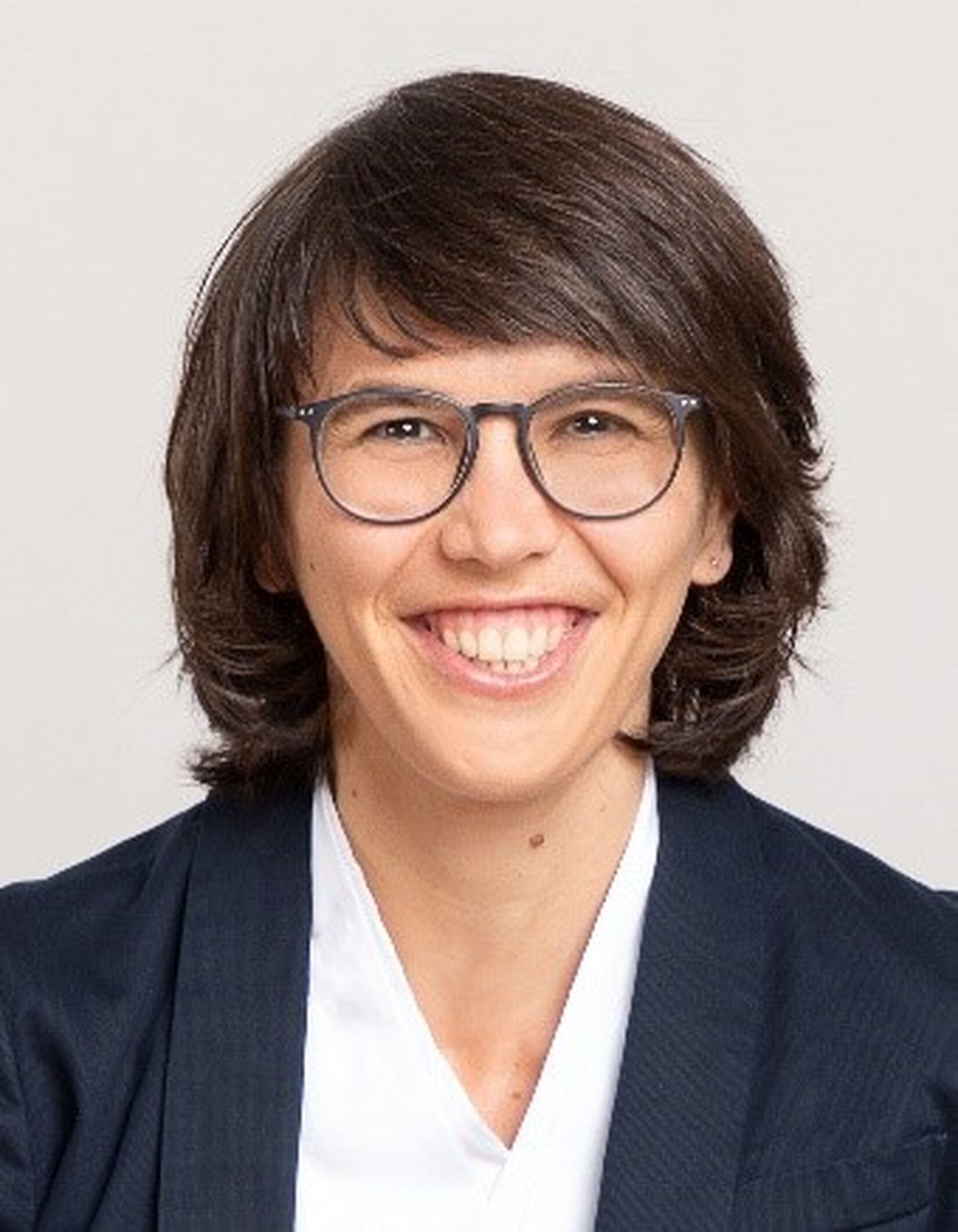 PD Dr. Nienke Lynn Hansen (38) ist Mutter von zwei Kindern, Unternehmensgründerin und arbeitet als angestellte Fachärztin in einer radiologischen Praxis in Neuss. Sie ist Gründungsmitglied und Co-Vorsitzende des Netzwerks Diversity@DRG der Deutschen Röntgengesellschaft.
