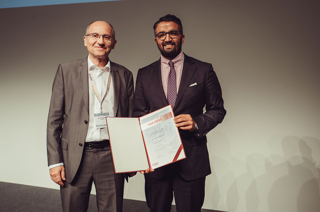 Dr. Saif Afat (re) mit Prof. Dr. Martin Wiesmann bei der Preisverleihung auf dem neuroRAD 2019.