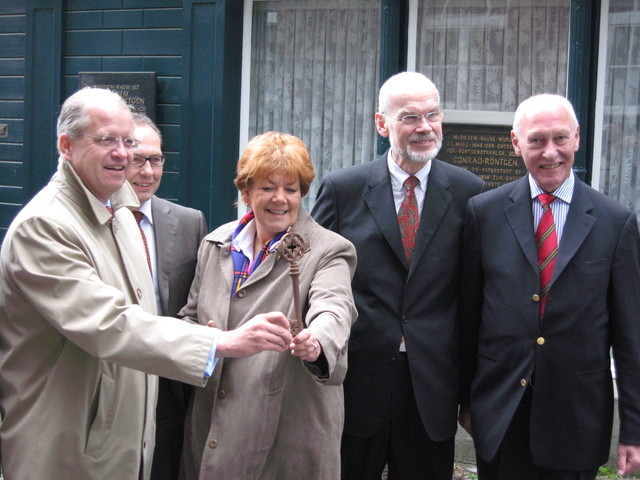 Prof. Gerhard Adam, president of the German Radiological Society, Dr. Henkelmann, city councillor in charge of Remscheid`s cultural affairs, Beate Wilding, Mayor of Remscheid, Bernhard Lewerich, German Radiological Society, and Prof. Ulrich Mödder, University Düsseldorf (from left to right)