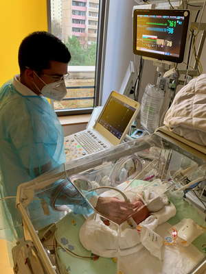 Ultraschall-Untersuchung im Inkubator.