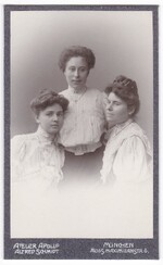 Josephine Bertha Ludwig (*21.12.1881 Zürich, †13.05.1972 Würzburg) war die Nichte von Wilhelm Conrad Röntgen und Bertha Ludwig und spätere Adoptivtochter (seit 1903), zusammen mit ihrer Cousine Line Fischer (stehend) und ihrer Schwägerin Marie Donges (rechts). 