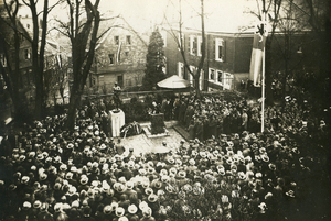 Die Einweihung des Röntgen-Denkmals “Genius des Lichts” von Arno Breker fand am 30.11.1930 unter großer nationaler und internationaler Beteiligung in Lennep statt.