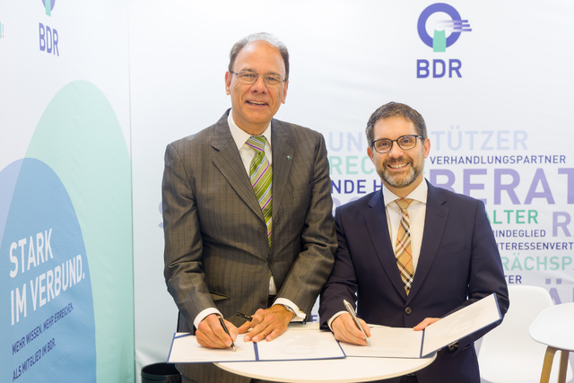 Prof. Dr. Hermann Helmberger (li.), Präsident des BDR, und Prof. Dr. Konstantin Nikolaou, Präsident der DRG, bei der Unterzeichnung der Kooperationsvereinbarung am 10. Mai 2024 im RMCC in Wiesbaden.