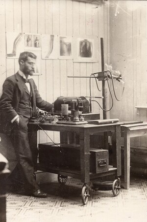 Ernest Harnack (1868-1942) war der erste MTR (Radiographer) in Großbritannien. Kurz nach Röntgens Entdeckung der Röntgenstrahlen arbeitete er am Londoner Krankenhaus in Whitechapel. Für den Klinikbetrieb entwickelte er ein mobiles tragbares Röntgengerät. Wie zahlreiche seiner Kollegen in dieser Zeit entwickelte er schwere Strahlenschäden. Beide Hände mussten ihm amputiert werden.